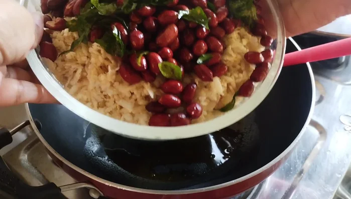 Add fried poha, peanuts, and curry leaves to the pan. Turn off the heat.