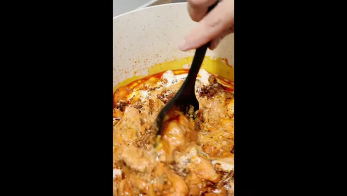 Layer the parcooked rice in a pot, sprinkle with lemon slices, red pepper, roasted cashews, and coriander.
