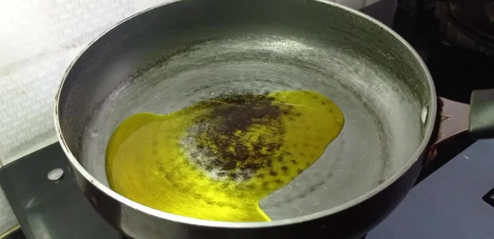Heat mustard oil in a pan. Add cumin seeds, finely chopped green chilies, and ginger; fry lightly.