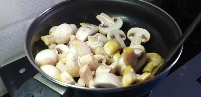 In a separate pan, fry the mushrooms, along with the larger pieces of onion, tomato, and capsicum, until lightly browned. Do not overcook.