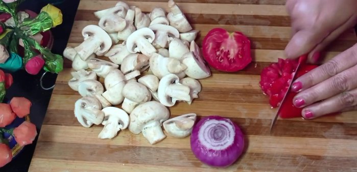 Finely chop one onion and one tomato. Cut the other onion, tomato, and half capsicum into larger pieces.