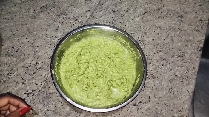 Grind green peas.