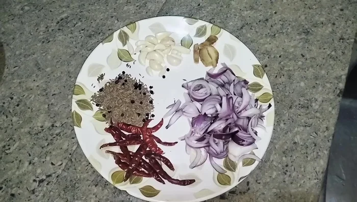 Prepare the kofta masala: Fry onions, dried red chilli, cumin seeds, garlic, and ginger until fragrant.