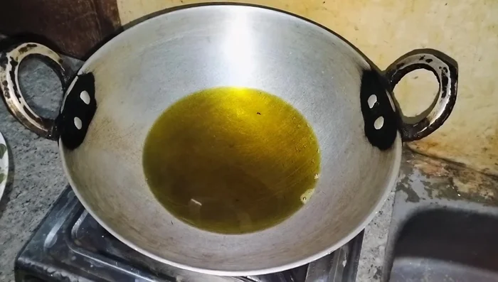 Shape the pea mixture into small koftas.