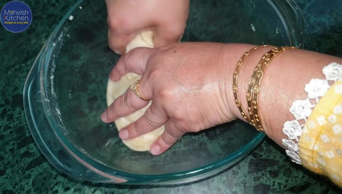 Make samosa dough balls and roll out thin rotis.