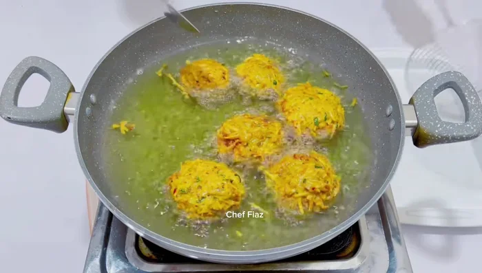 Fry the pakoras for approximately 10 minutes on low flame until golden brown and crispy. (547.079)