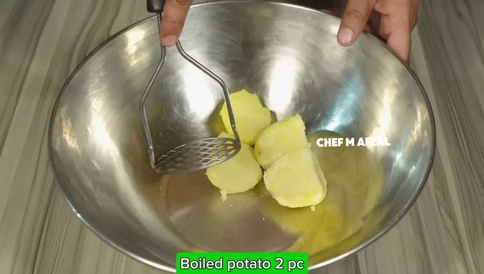Boil the potatoes without adding salt until tender. Peel and mash them well.