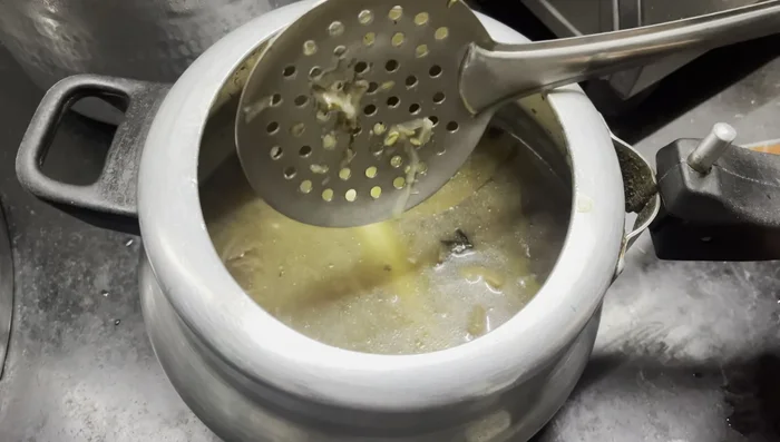 Separate yakhni: Once the beef is cooked, strain the broth (yakhni) and set aside. Shred the cooked beef.