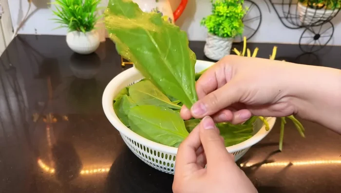 Wash spinach thoroughly, remove stems, and dry the leaves using a napkin or tissue paper.