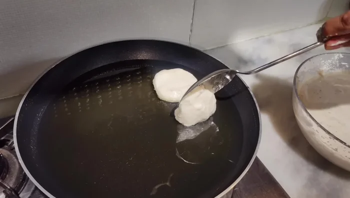 Using an oiled spoon, carefully drop spoonfuls of the batter into the hot oil, forming round bhalle.