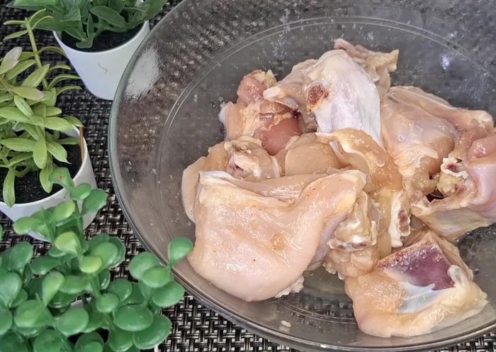 Marinate the chicken (1/2 kg) with 1 tbsp ginger-garlic paste and salt for 30 mins.