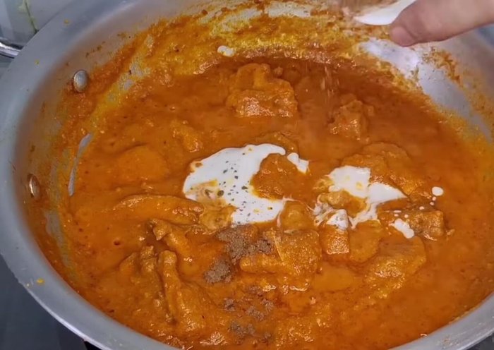 Garnish with 1 tbsp fresh cream, garam masala (0.5 tsp - optional), and kasuri methi (1 tsp - optional).