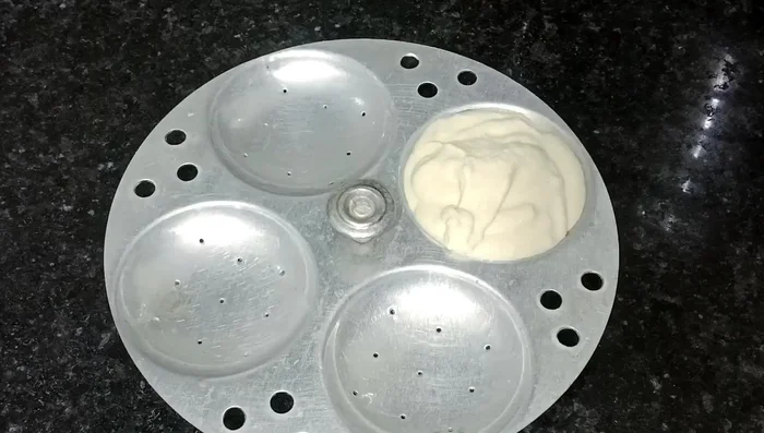 Grease the idli mould with oil and pour batter into each mold (less than a spoon at a time). Steam for 15 minutes.