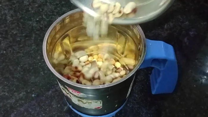 Prepare the chutney: Blend roasted gram, roasted chana dal, green coriander, ginger, garlic, green chilies, water, and salt. Temper with oil, cumin seeds, mustard seeds, and curry leaves.