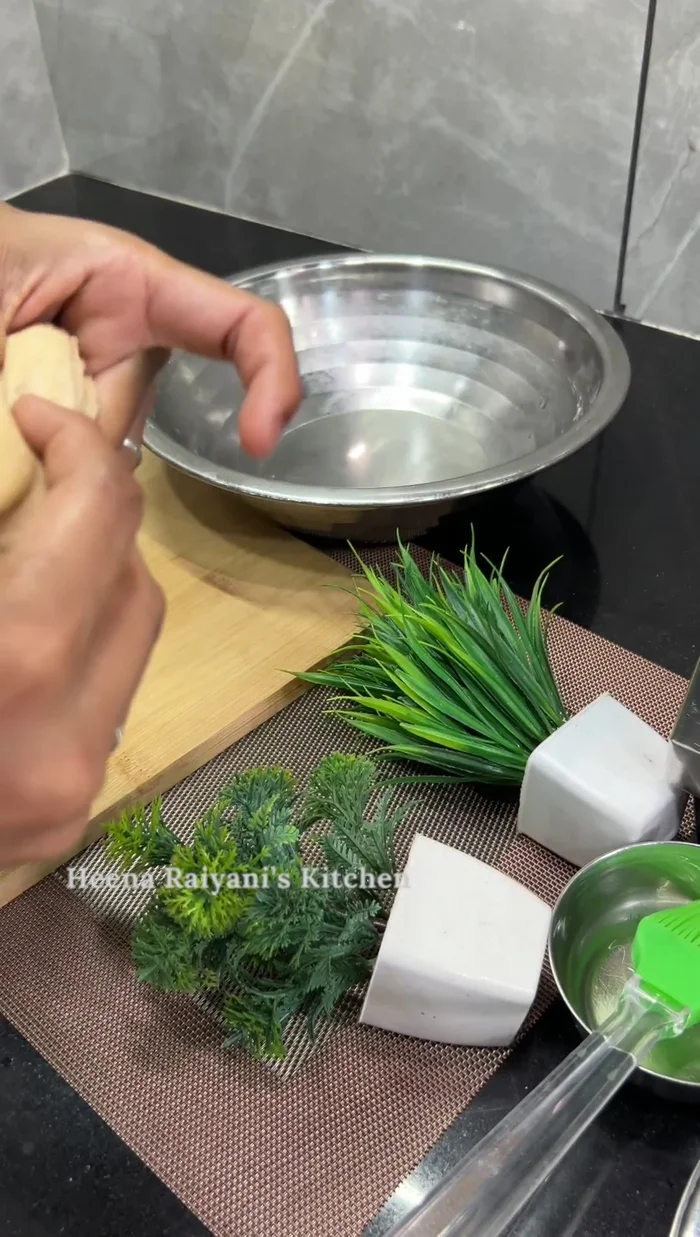 Steam the buns in a dhokla or kadai for 10-15 minutes on low to medium heat. (370.24)