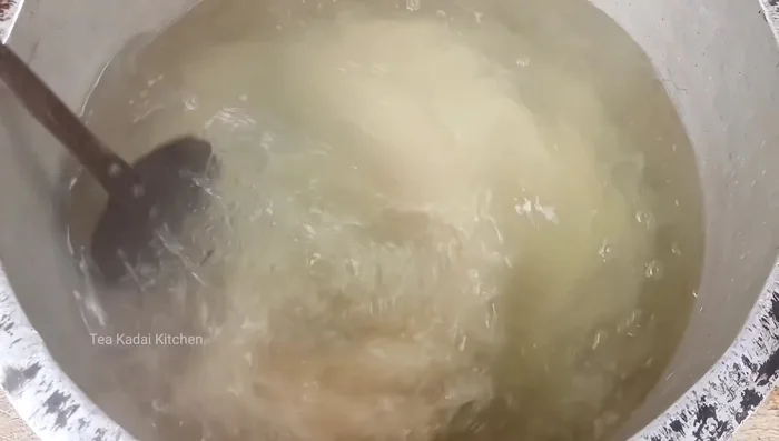 Boil 10 liters of water. Once boiling, add the rice and salt, and cook until the rice is well cooked, but not mushy.