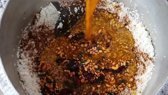 Finally, add the boiled tamarind solution to the rice and mix thoroughly.