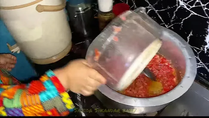 Grind tomatoes.