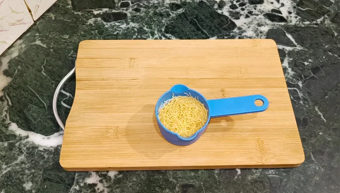 Fry the vermicelli in ghee until lightly brown.
