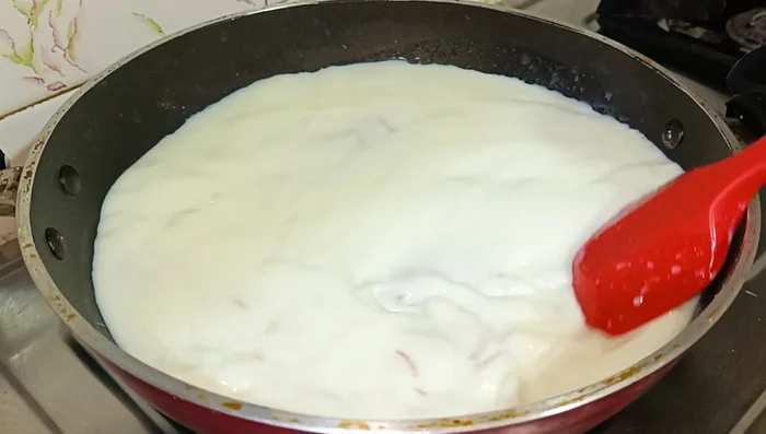Add milk, cardamom seeds to the fried vermicelli.