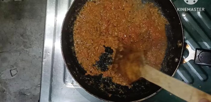 Stir in kasuri methi (dried fenugreek leaves).