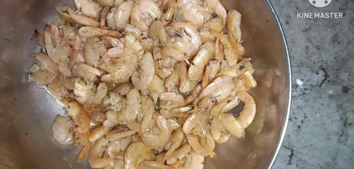 Clean and wash the shrimps. Then fry them.