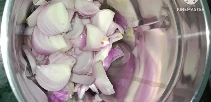 Grind garlic, onion, and ginger (optional). You can also use garlic-ginger paste.