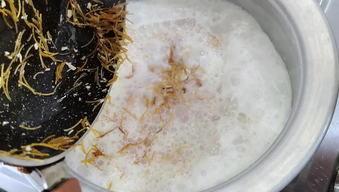Add the roasted vermicelli to the milk in the vessel. Simmer the milk on low heat to soften the vermicelli for about 10 minutes.