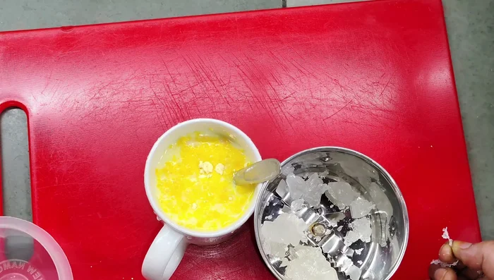 Crush the sugar candy and grind it into a powder.
