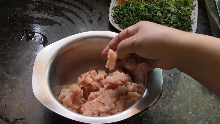 Cut 500g of chicken into small pieces (chana boti).