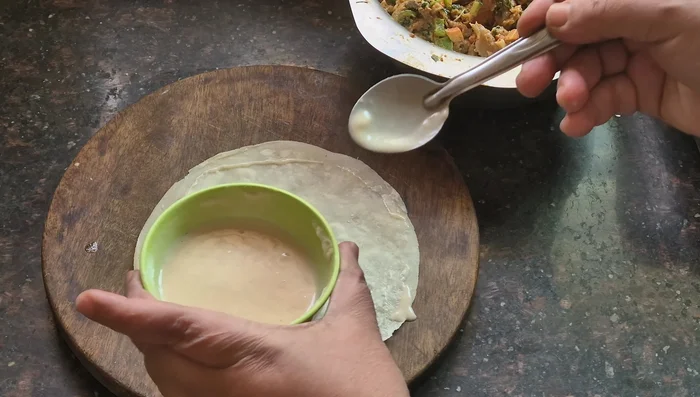 Prepare a flour solution for sealing the rolls.