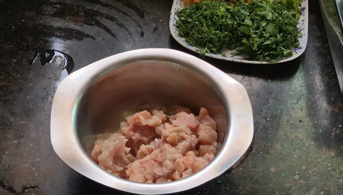 Wash the chicken and drain the water.