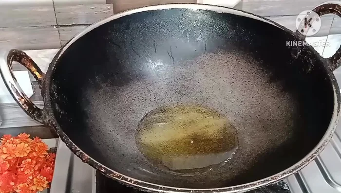 Prepare the beef filling: Heat oil, sauté chopped onions until golden brown. Add green chilies, garlic-ginger paste, black pepper powder, salt, and stir well.