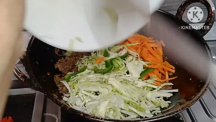 Add vegetables to the filling: Add finely chopped capsicum, carrot, and banda to the cooked beef. Stir in green chili sauce and tomato ketchup. Cook for another 5-6 minutes.