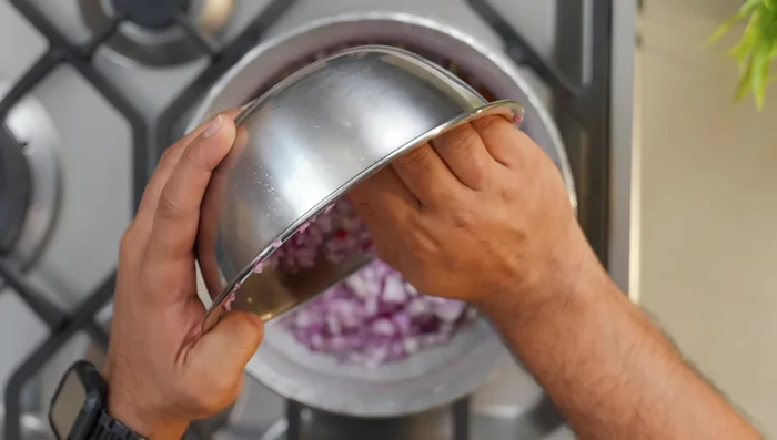 Add 600 grams of roughly chopped onions and sauté for 2 minutes. Cover and cook for 5 minutes until onions soften and release water (86.68).