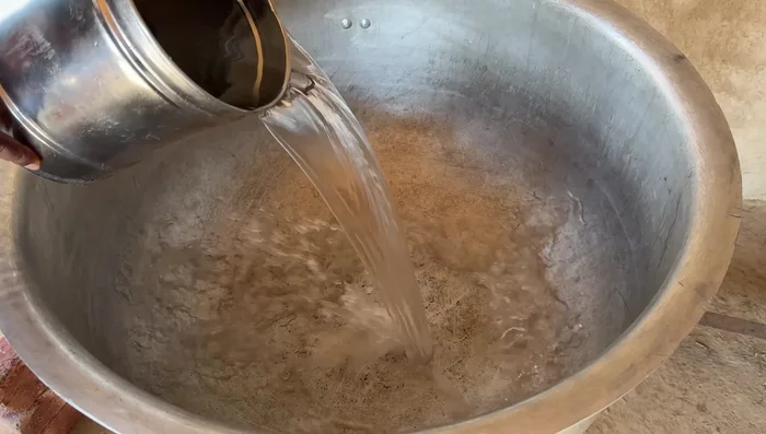 Cook 20 kg of sugar in 4 liters of water until it becomes soft.