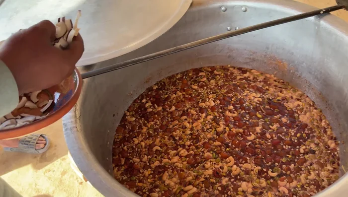 Cook on low heat until the chutney is completely ready.