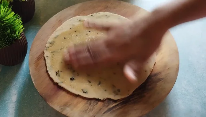 Lightly brush each rolled disc with oil.