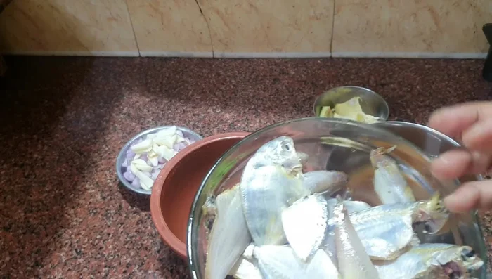 Combine the fish, tamarind, and chilies.
