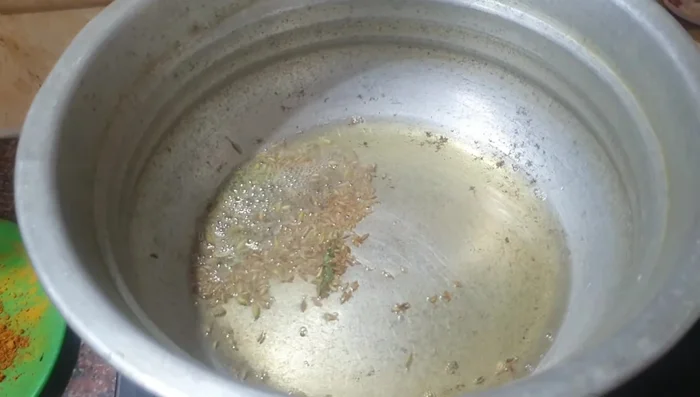 Add curry leaves and saute until mustard seeds crackle.