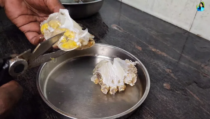 Peel the crab and cut it into four pieces.