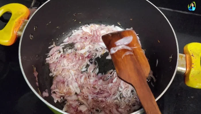 Prepare the crab masala: In the same pan, fry the ginger-garlic-chili paste with tomatoes, chili powder, coriander powder, turmeric powder, black pepper powder, and garam masala powder.