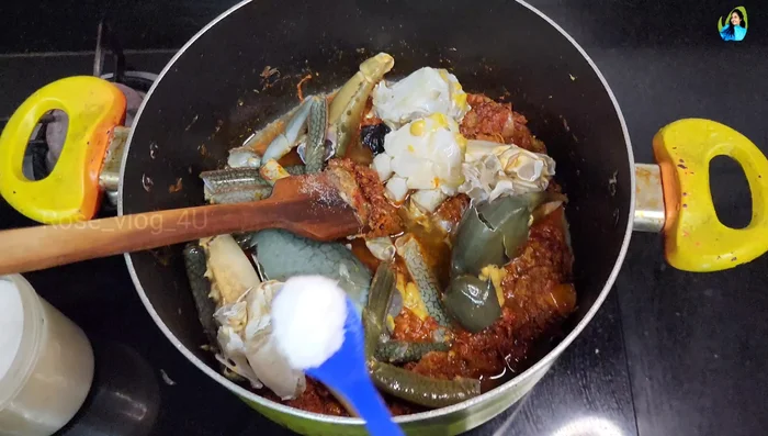 Add the cooked crab to the masala and stir. Add salt and kodampuli, cook on low heat for 20 minutes.