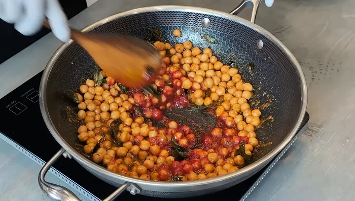 Stir in 4 tablespoons of ketchup. (95.399)