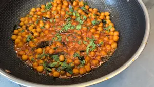 Sweet & Spicy Chickpea Street Food: Easy Recipe