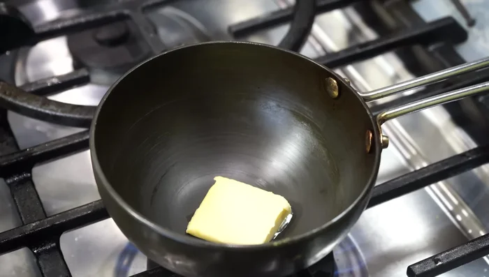 In a small pan, melt butter with a drop of oil. Add paprika (or Kashmiri chili powder) after removing from heat. Drizzle over the chickpea masala.