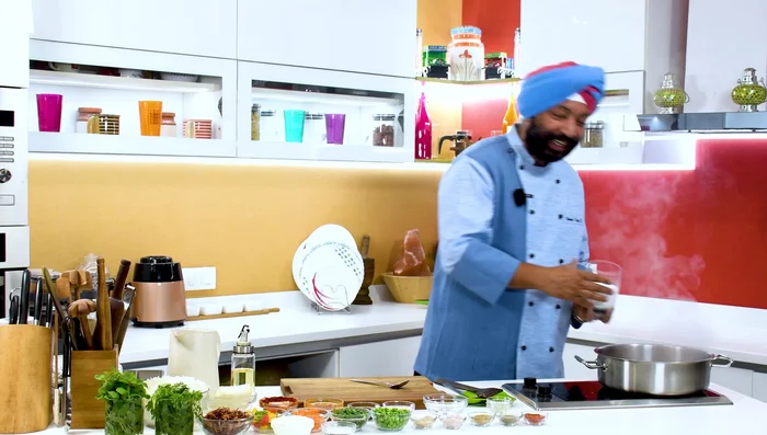 Fry the Schezwan sauce. Meanwhile, grate the paneer.