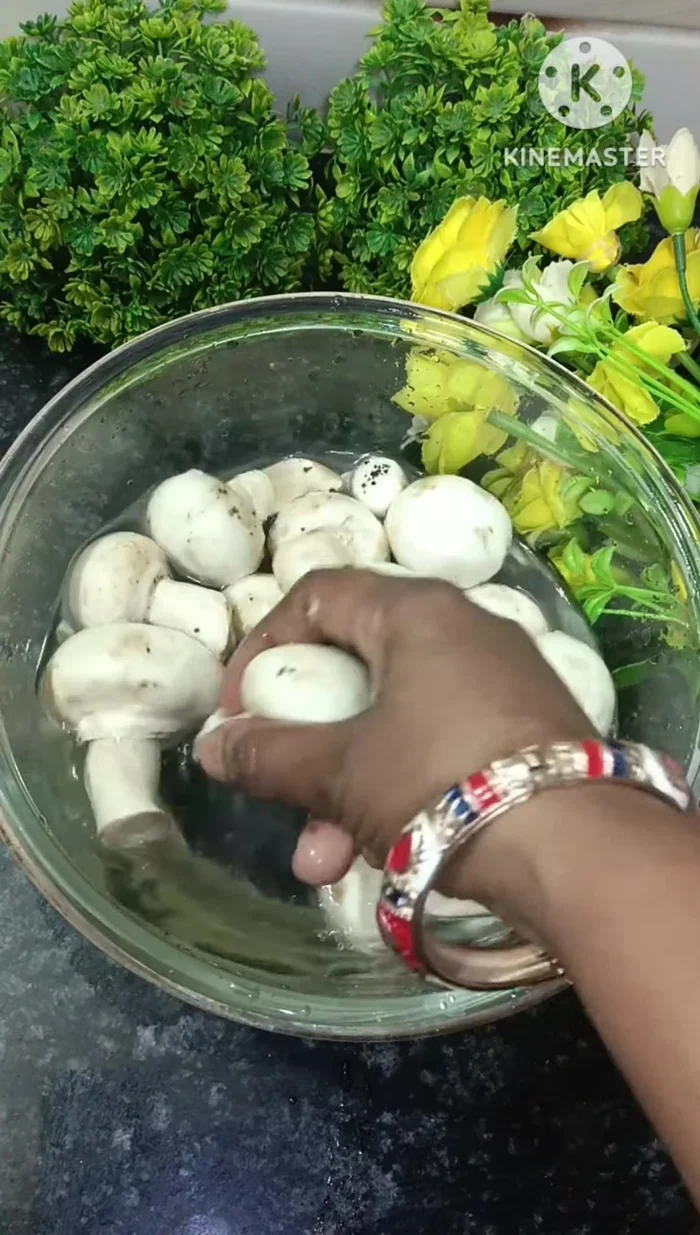 Clean the mushrooms by gently rubbing them with your hands and washing thoroughly. Strain and set aside. Cut large mushrooms into four pieces, medium-sized into two, and leave small ones as they are.