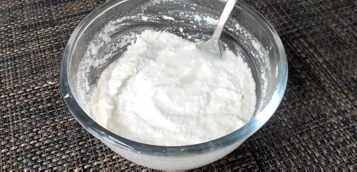 After one hour, the semolina will have swelled. Adjust the consistency by adding water if needed.