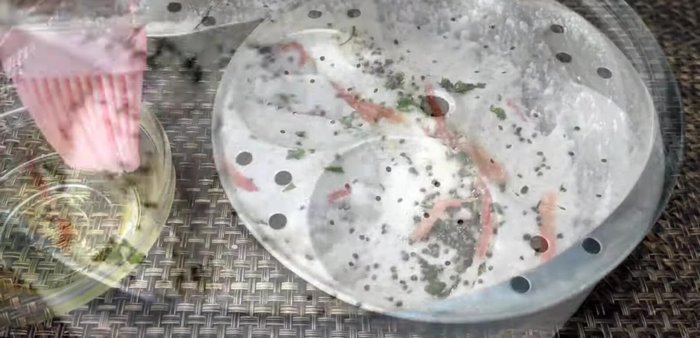 Add the prepared tempering to the idlis.